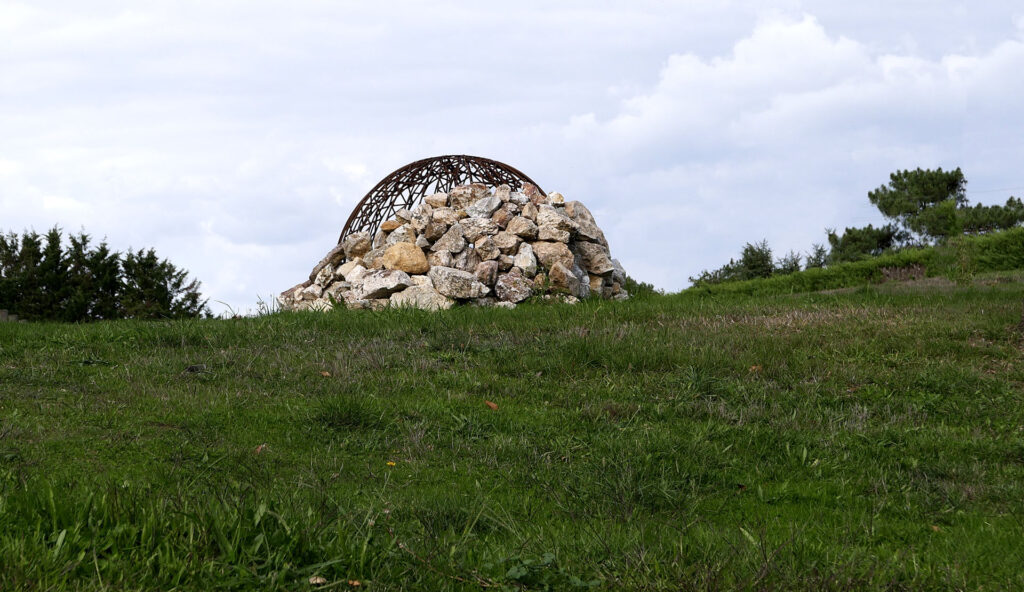 Les Blanches Demoiselles, installation participative acier et pierres de quartz blanc, Langon Bretagne – Stéphane Catheline sculpteur