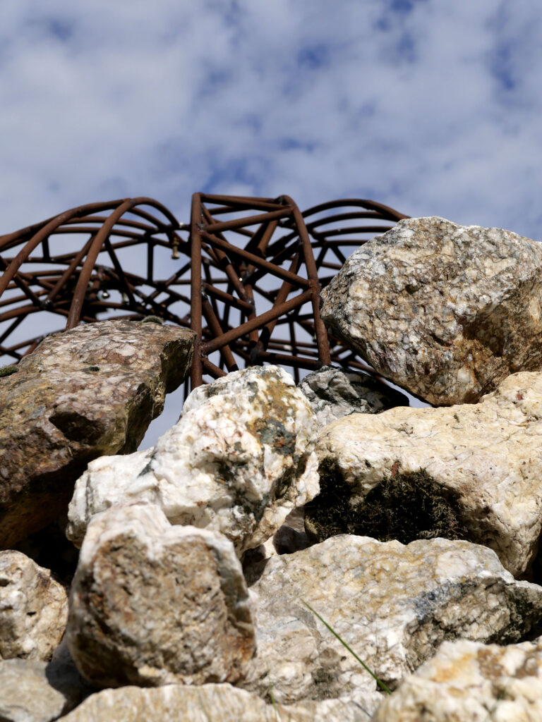Gros plan pierres de quartz blanc des Blanches Demoiselles, Langon Bretagne – Stéphane Catheline sculpteur